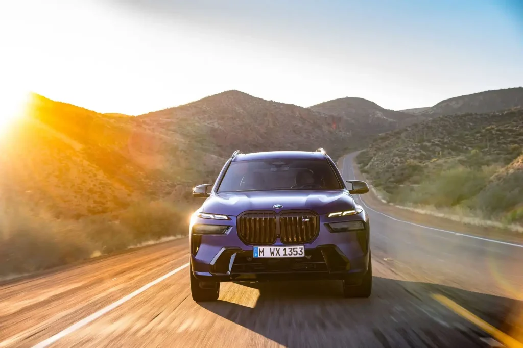 2025-BMW-X7-30