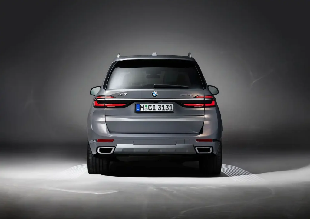 2025-BMW-X7-4