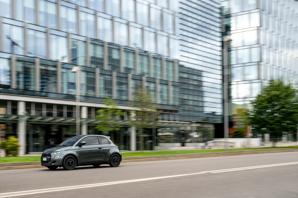2025-Fiat-500e-18