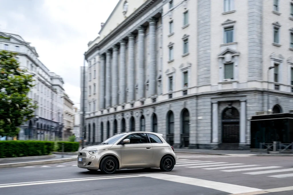 2025-Fiat-500e-21