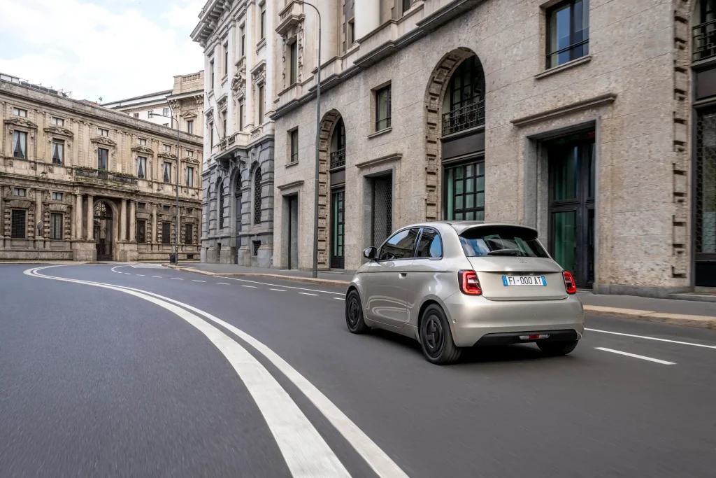 2025-Fiat-500e-23