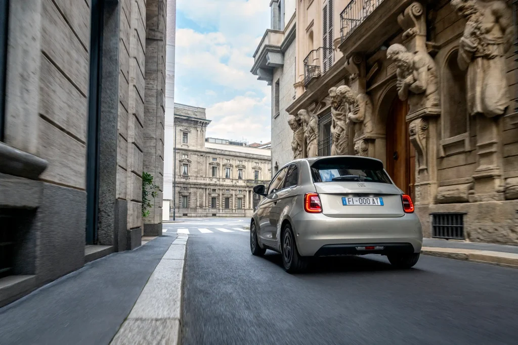 2025-Fiat-500e-24