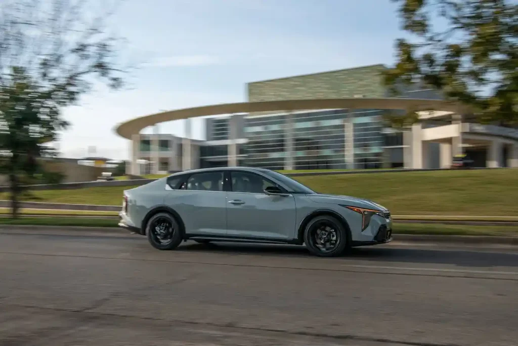 2025-Kia-K4-GT-Line-22