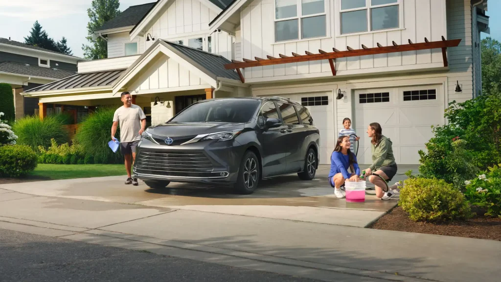 2025-Toyota-Sienna-Hybrid-10