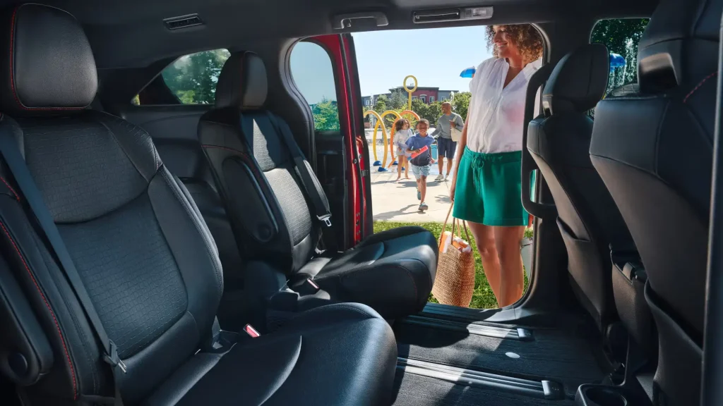 2025-Toyota-Sienna-Hybrid-11