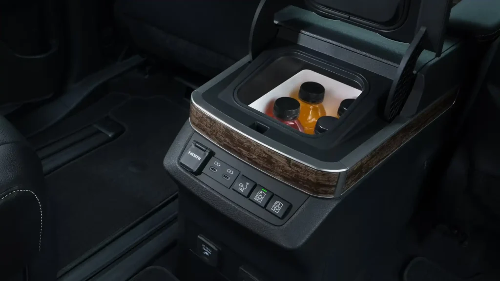 2025-Toyota-Sienna-Hybrid-13