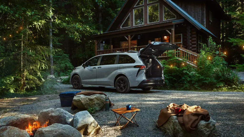 2025-Toyota-Sienna-Hybrid-2