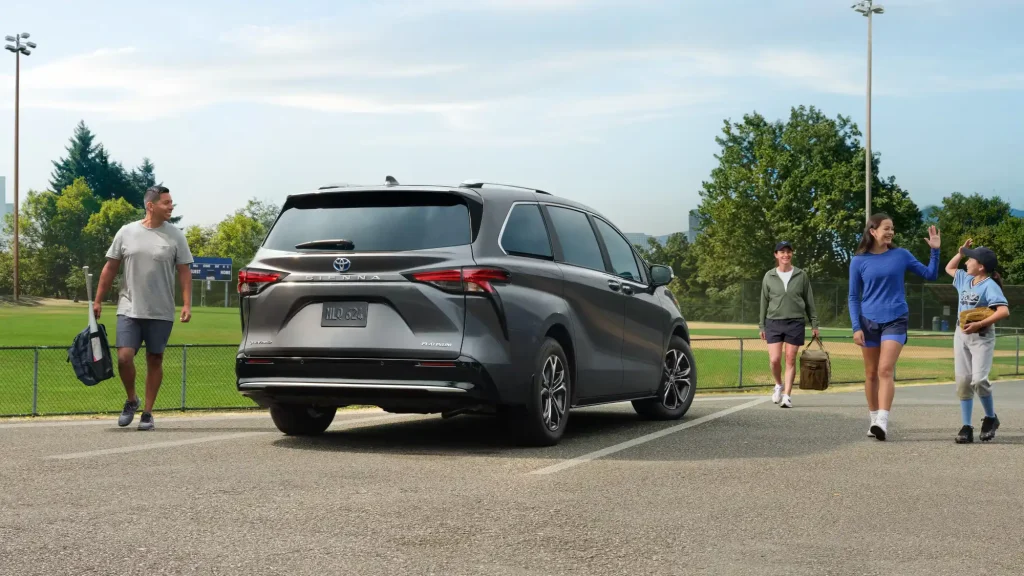 2025-Toyota-Sienna-Hybrid-8