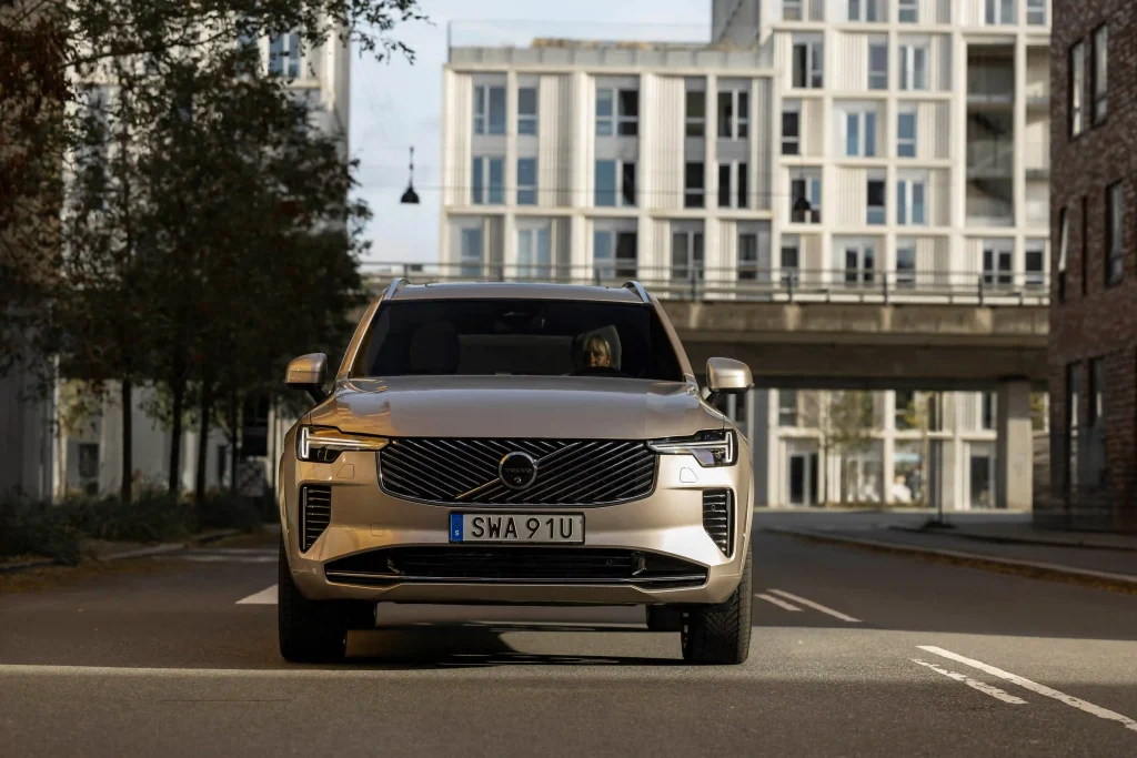 2025-Volvo-XC90-16