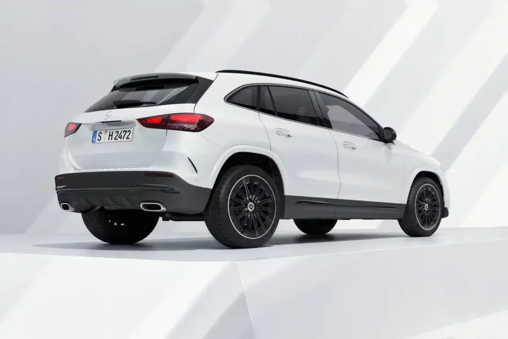 2025-Mercedes-Benz-GLA-Class-11
