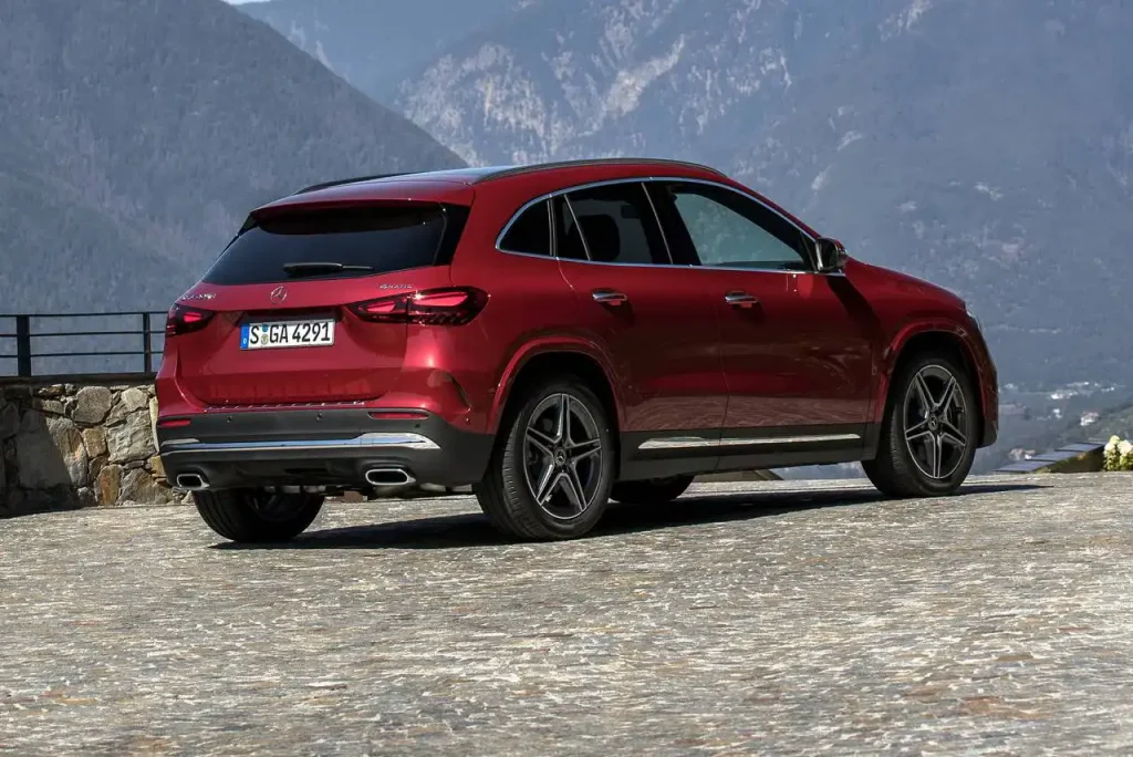 2025-Mercedes-Benz-GLA-Class-2