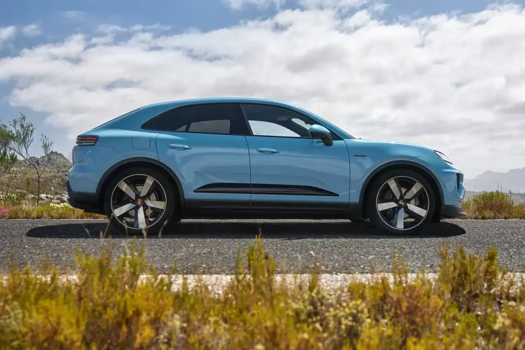 2025-Porsche-Macan-14