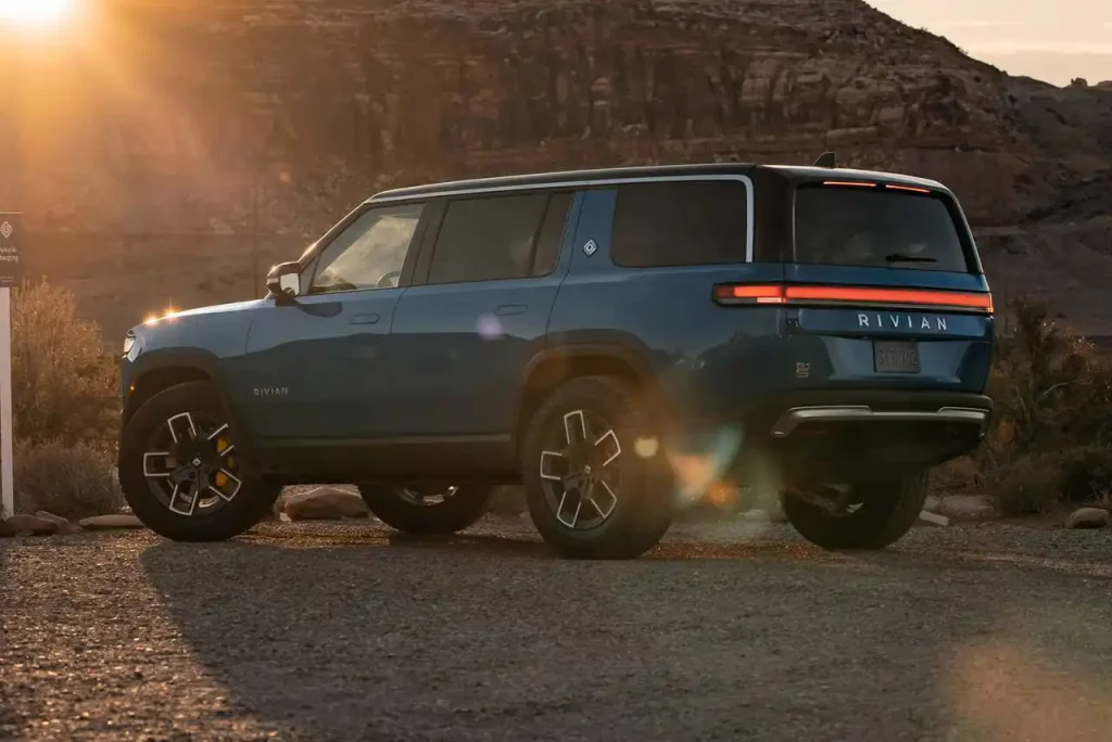 2025-Rivian-R1S-10