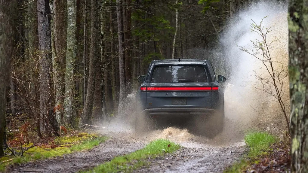 2025-Rivian-R1S-17