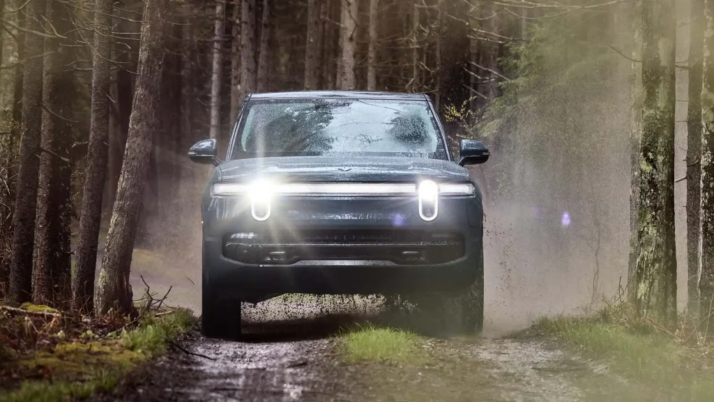 2025-Rivian-R1S-18