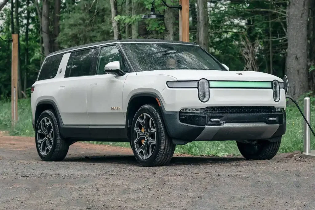 2025-Rivian-R1S-7