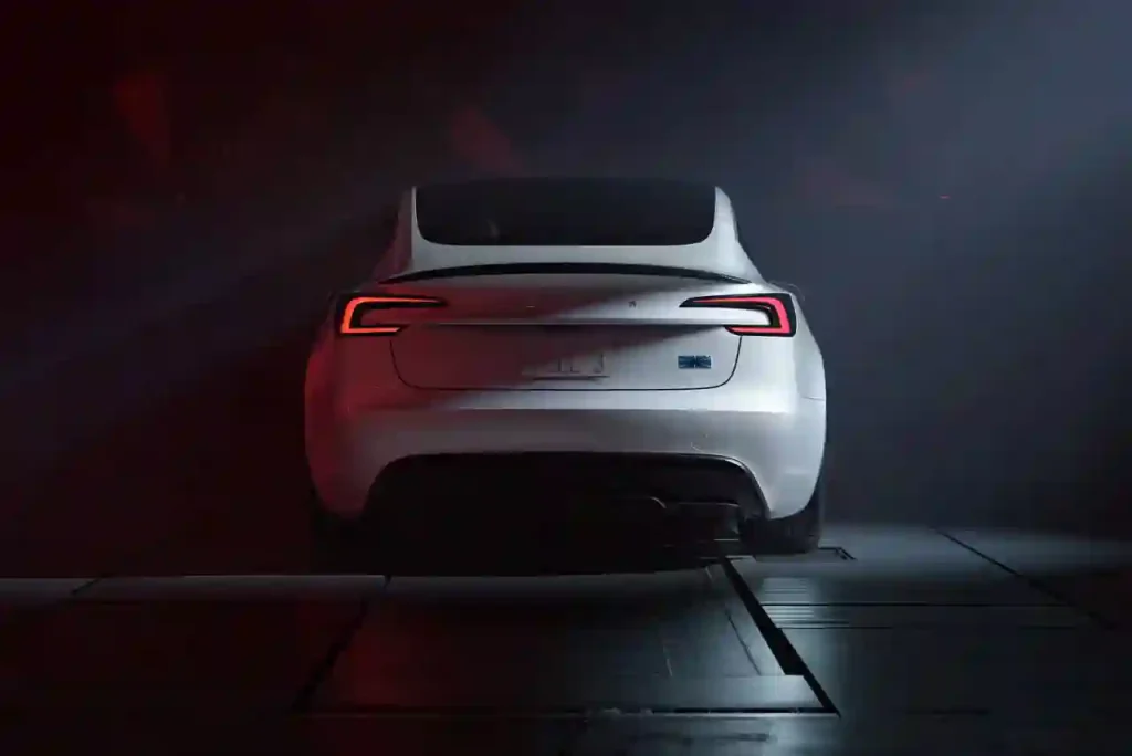 2025-Tesla-Model-3-25