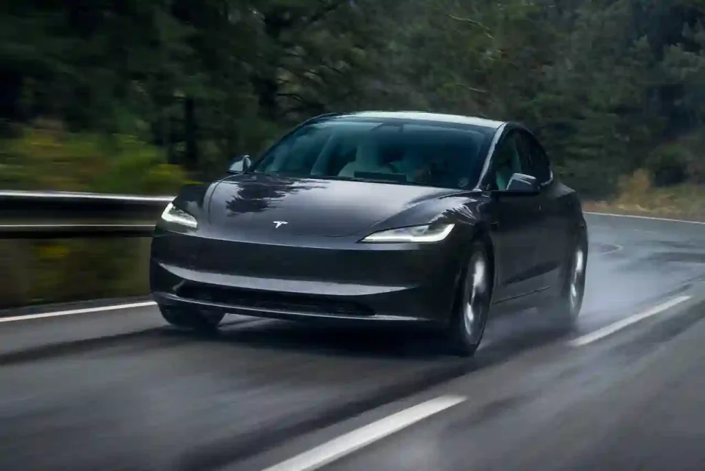 2025-Tesla-Model-3-30