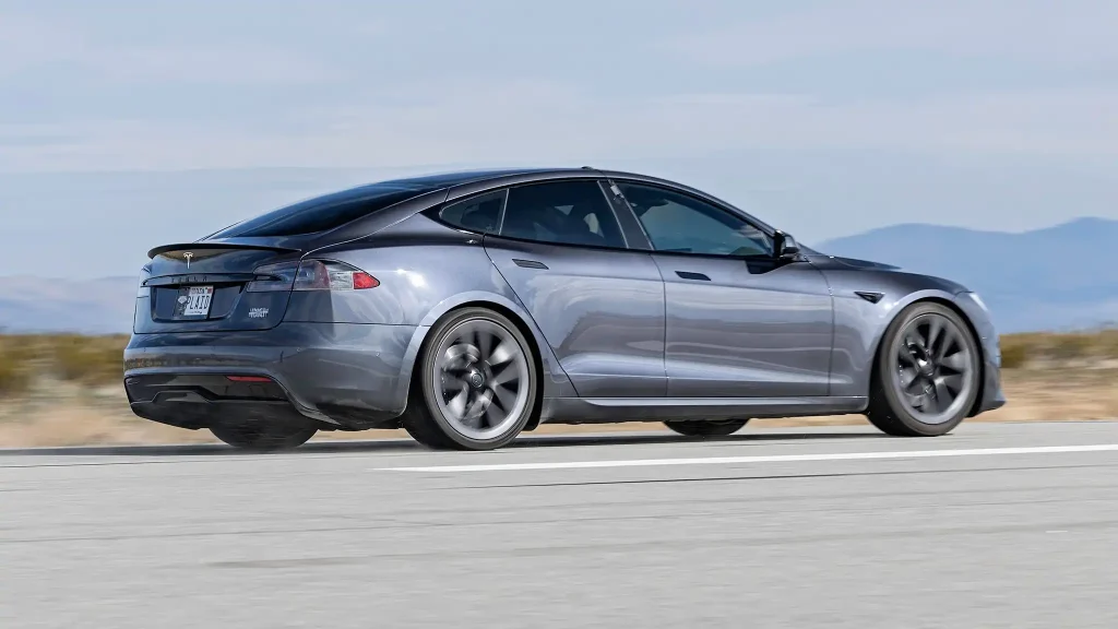 2025-Tesla-Model-S-10