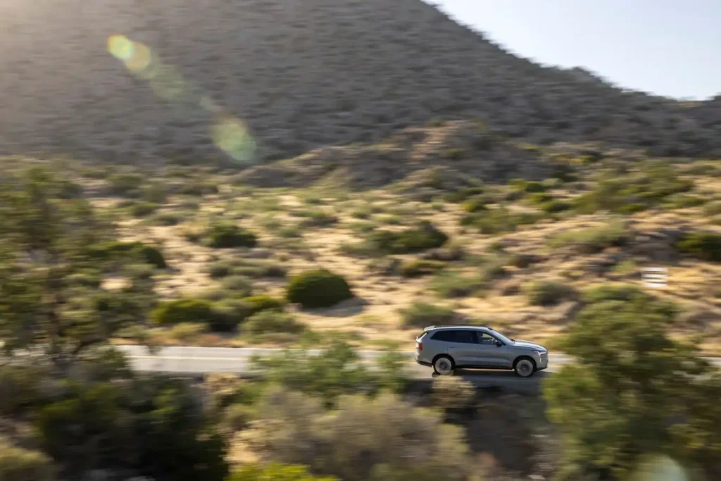 2025-Volvo-EX90-21