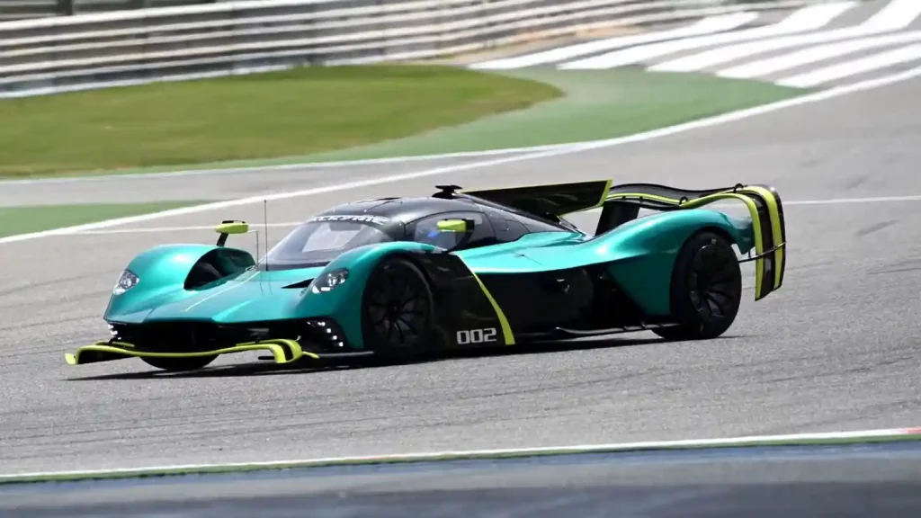 Aston-Martin-Valkyrie-Meets-LEGO-3