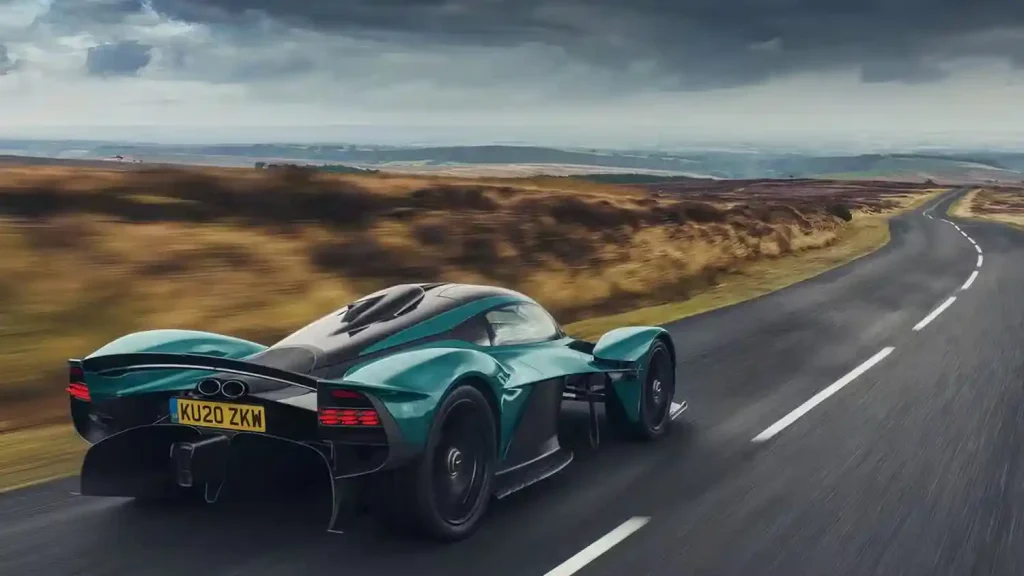 Aston-Martin-Valkyrie-Meets-LEGO-4