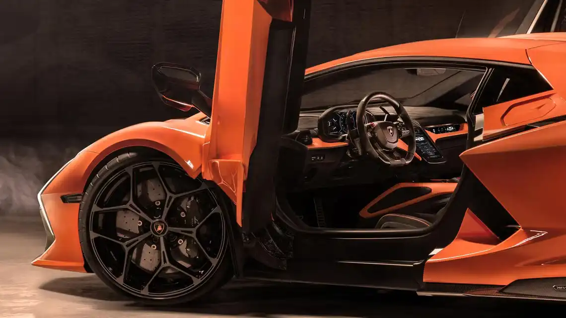 Lamborghini-Revuelto-1