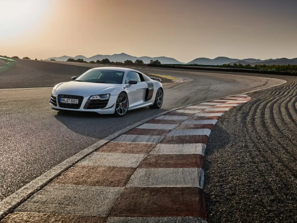 2023-Audi-R8-16