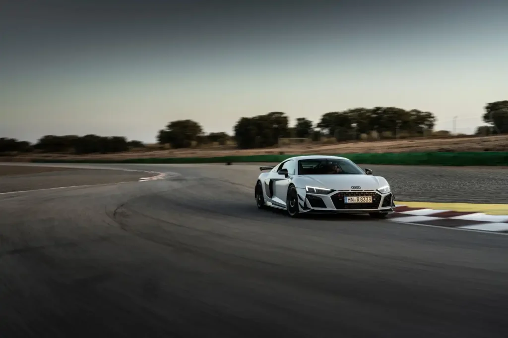 2023-Audi-R8-32