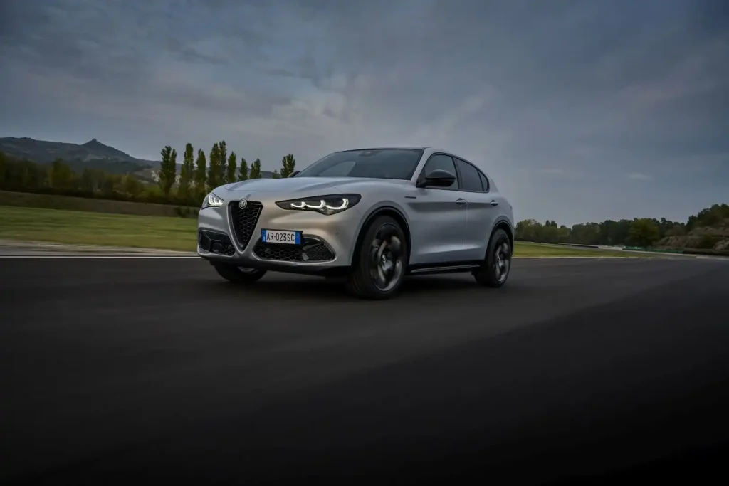 2024-Alfa-Romeo-Stelvio-10