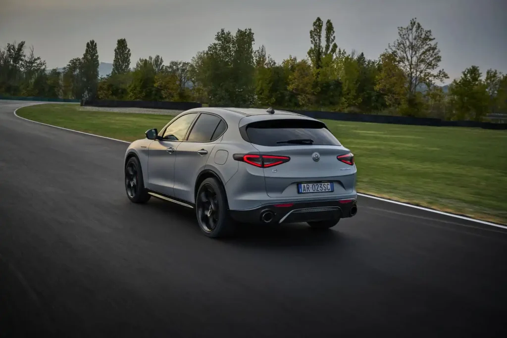 2024-Alfa-Romeo-Stelvio-11