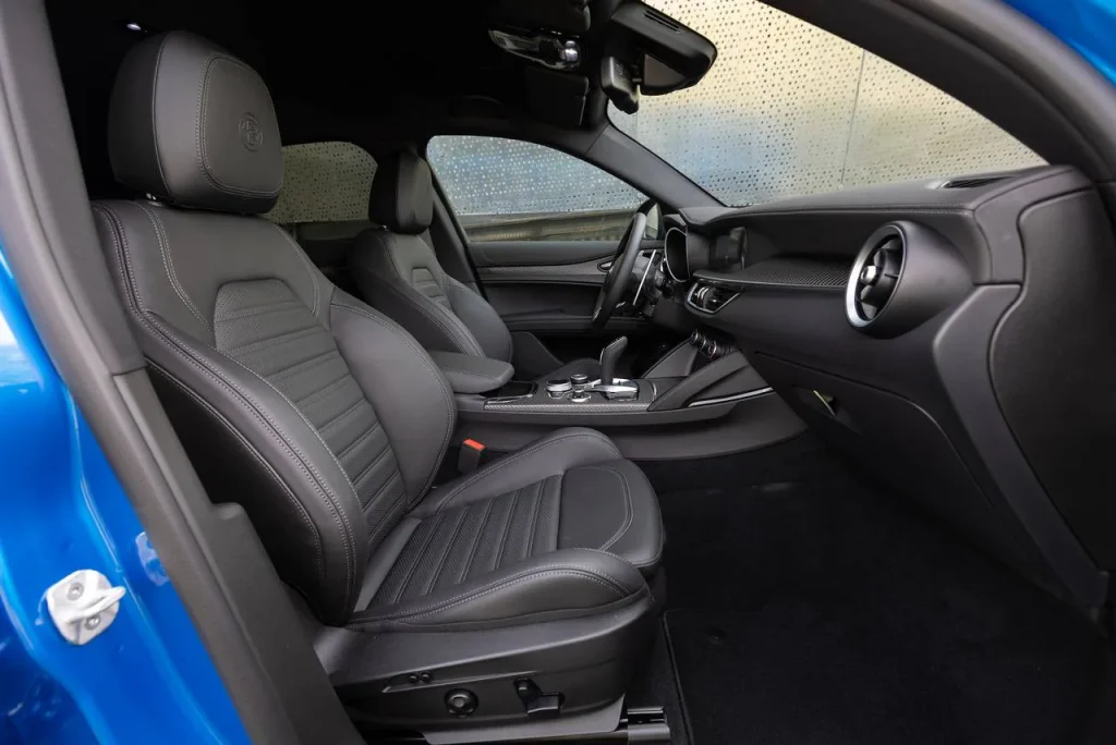 2024-Alfa-Romeo-Stelvio-15