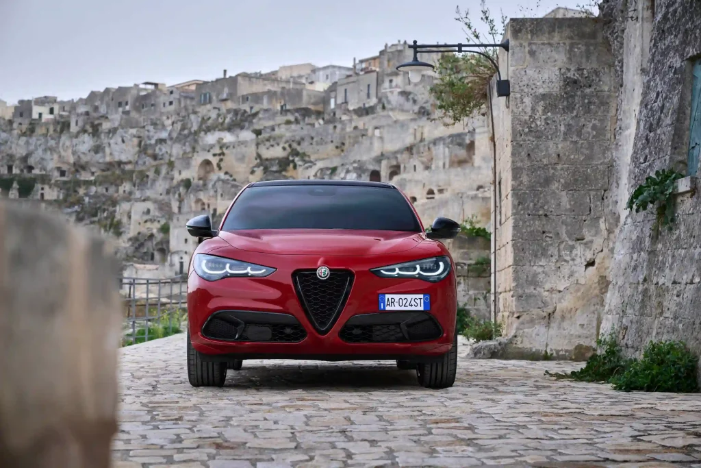 2025-Alfa-Romeo-Stelvio-3