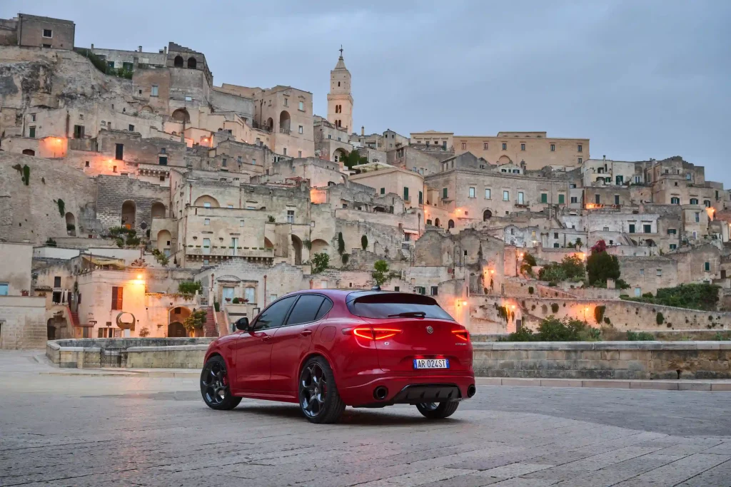 2025-Alfa-Romeo-Stelvio-4