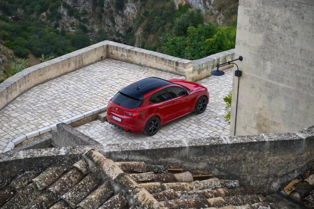 2025-Alfa-Romeo-Stelvio-5