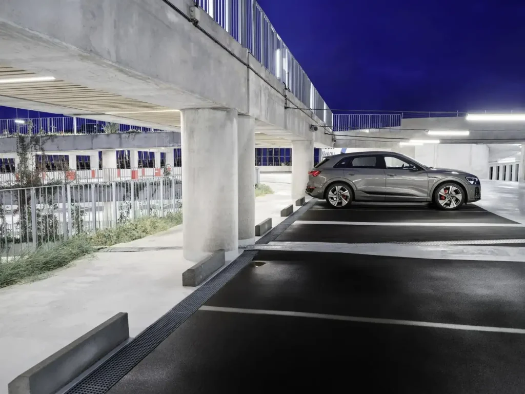 2025-Audi-Q8-e-tron-16