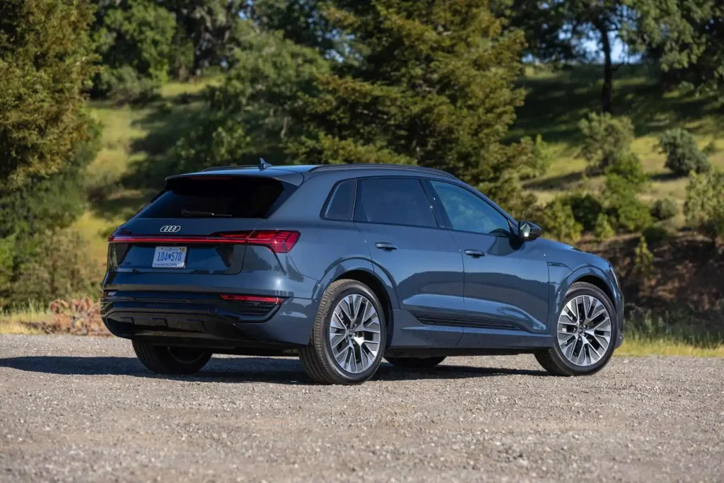 2025-Audi-Q8-e-tron-21
