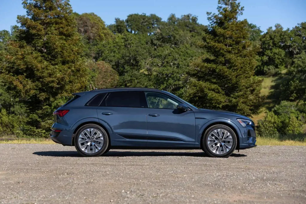 2025-Audi-Q8-e-tron-22