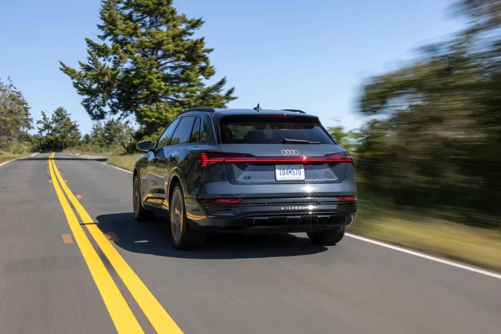 2025-Audi-Q8-e-tron-37
