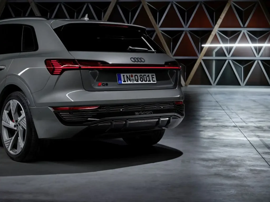 2025-Audi-Q8-e-tron-87