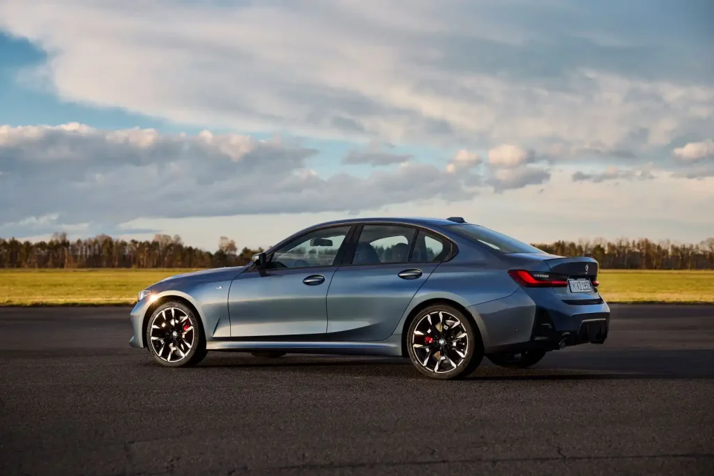 2025-BMW-3-Series-4