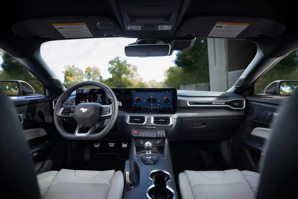 2025-Ford-Mustang-18
