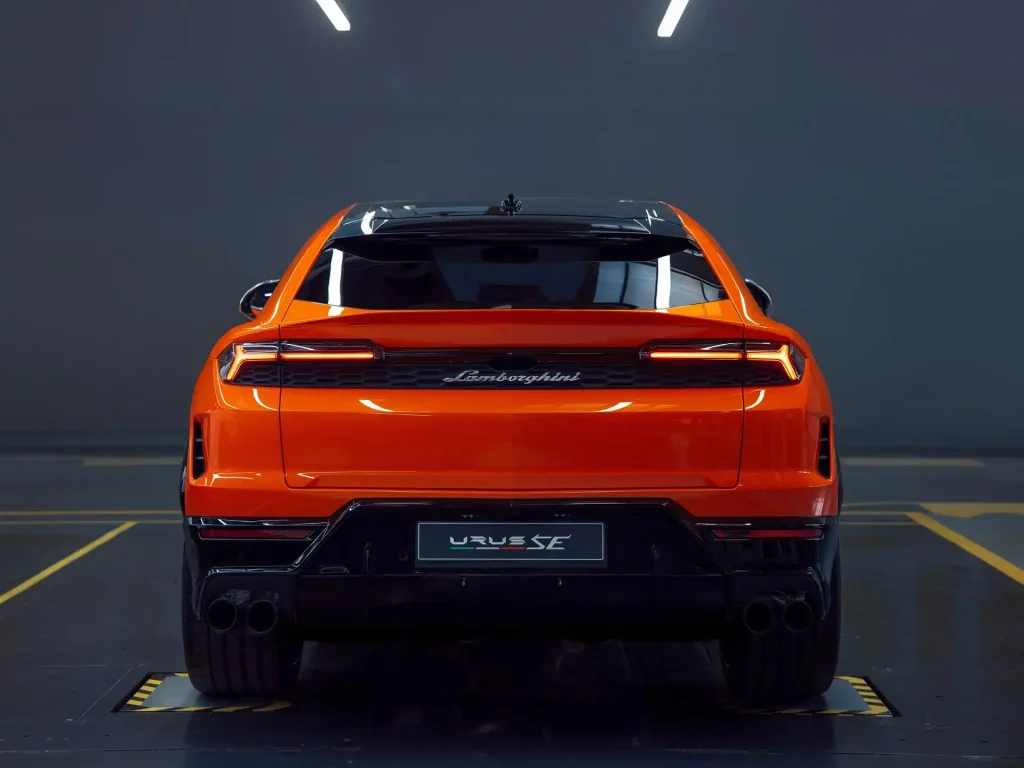 2025-Lamborghini-Urus-15
