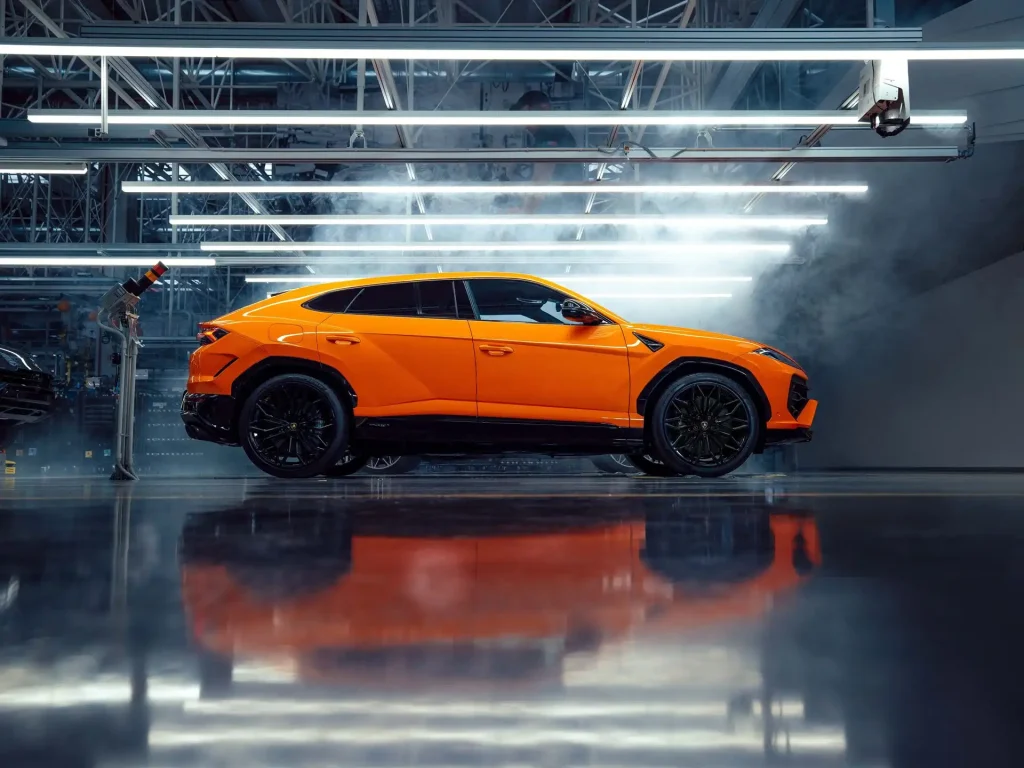2025-Lamborghini-Urus-16