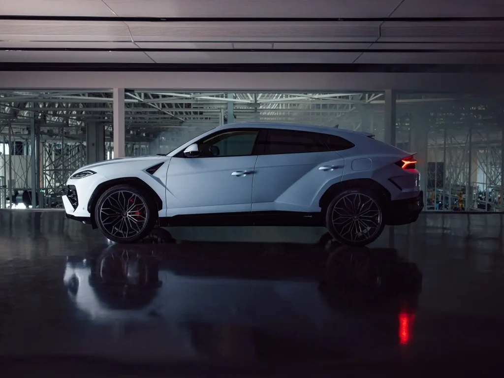 2025-Lamborghini-Urus-23