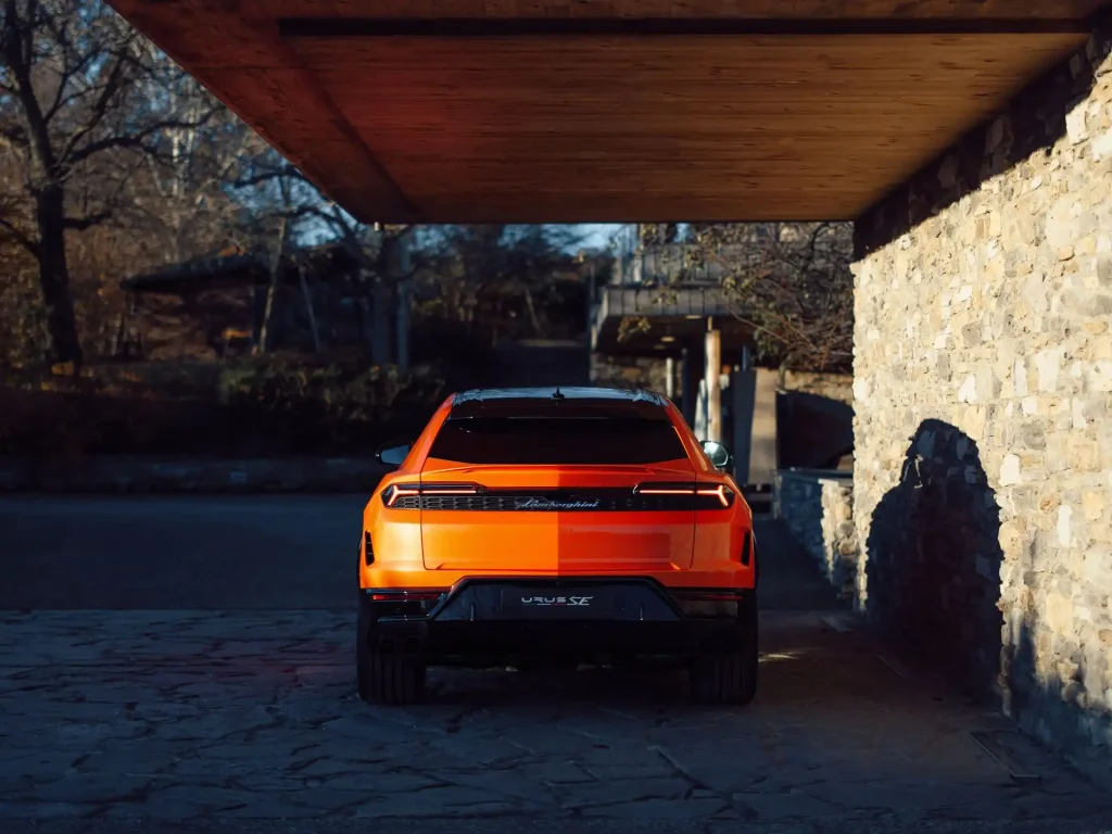 2025-Lamborghini-Urus-28