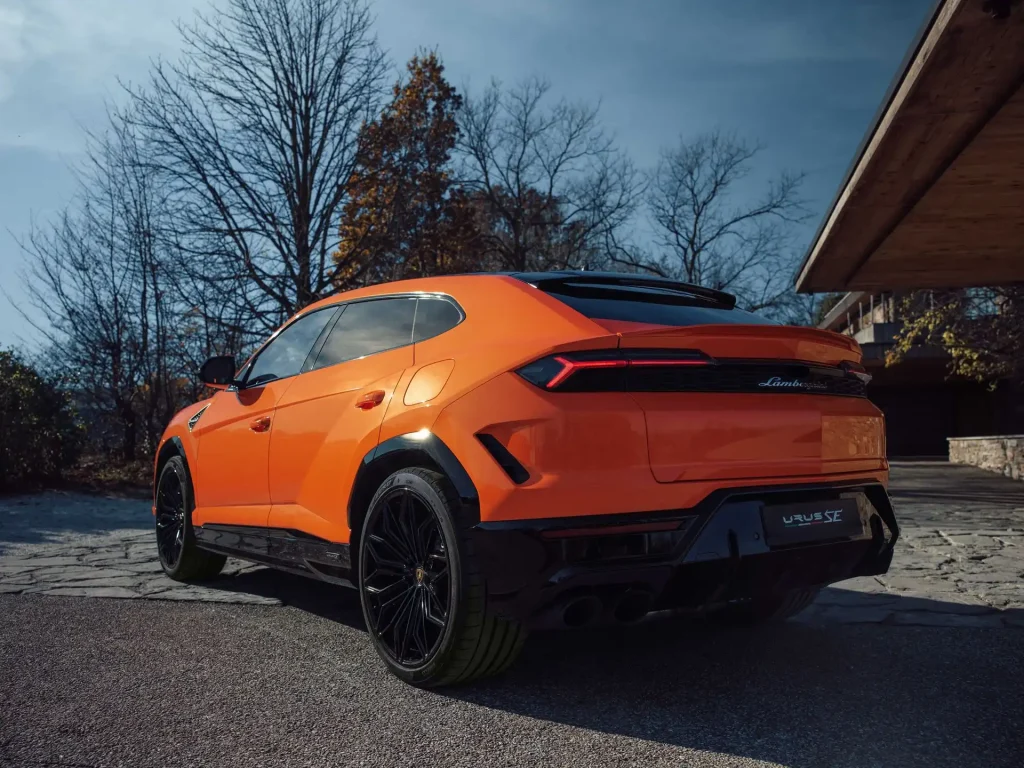 2025-Lamborghini-Urus-31