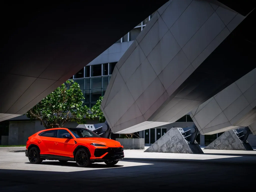 2025-Lamborghini-Urus-32