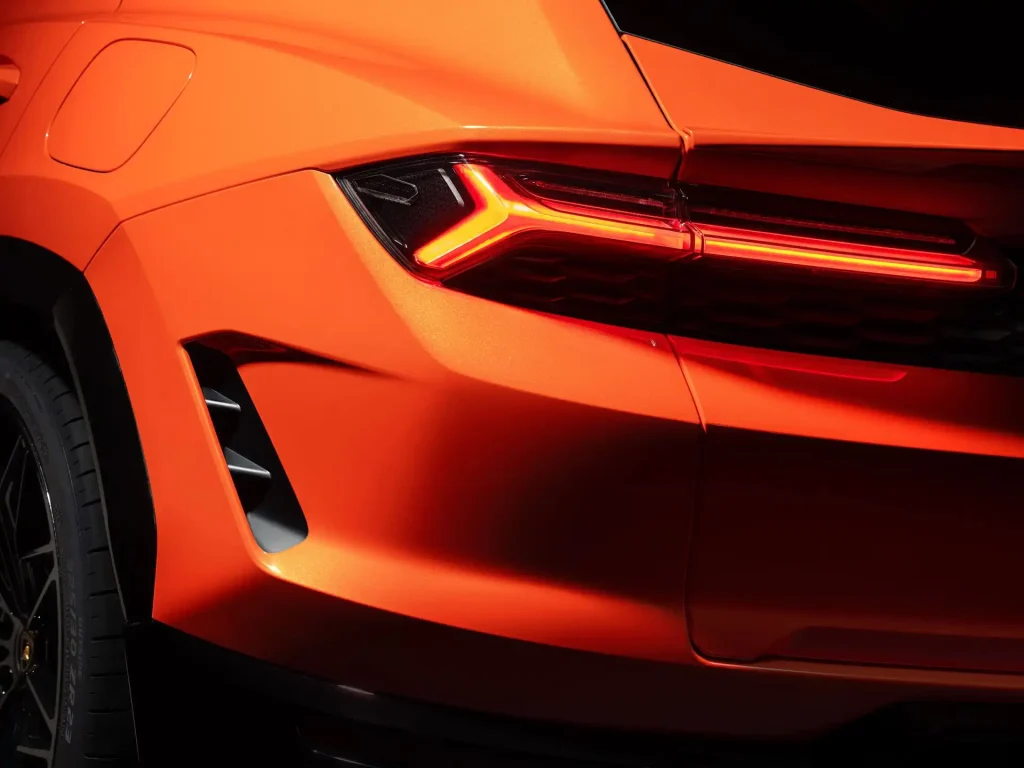 2025-Lamborghini-Urus-77