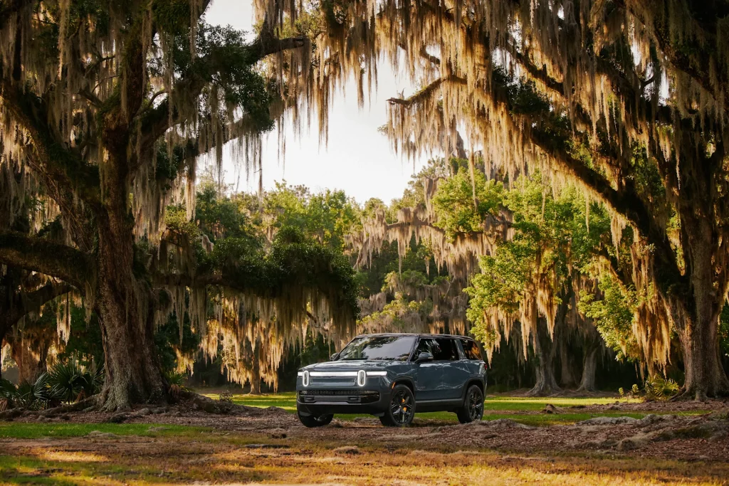 2025-Rivian-R1S-11